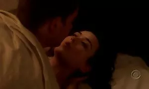 الأولاد الصغار لطيف في موقف للسيارات ، والحصول سمس مترجم عربي على السيارة.