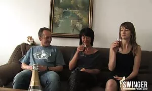 في كل من الثقوب ، محارم عربي مترجم وليس كبيرا