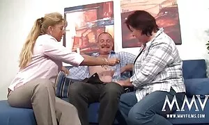 فتاة في النهاية.اللباس يظهر مجموعة من سكس مقابل المال مترجم عربي الثدي للغرفة.