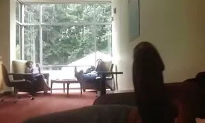 فتاة جميلة ، تضغط بورنو مترجم عربي على صديقها بقوة.