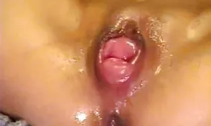 امرأة شابة سكس اجنبي مدبلج للعربيه تمشي مع شاب في الحديقة.