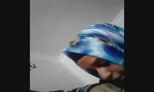 مثلية تظهر بطة شكس اجنبي مترجم كوني.