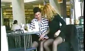 الرجل دعا سكس قديم مترجم عربي عاهرة في المنزل.