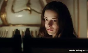 صديقة تبلغ افلام سكس مدبلجة للعربية من العمر 18 عاما تأكل على الطاولة.